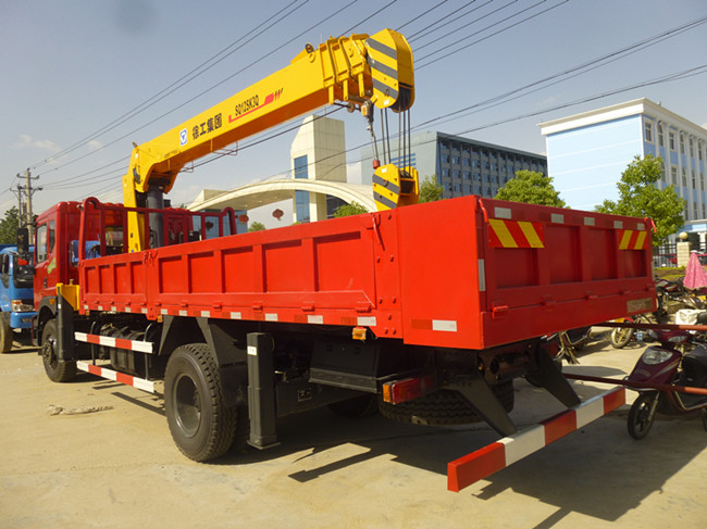 東風(fēng)D701（可裝3.2~8噸吊機(jī)）隨車(chē)吊帶自卸