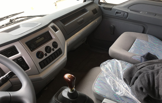 歐曼單橋平板車(chē)駕駛室內(nèi)飾