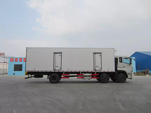 東風(fēng)天龍9.4米貨廂冷藏車(chē)