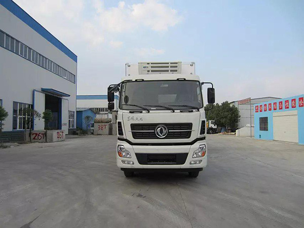 東風(fēng)天龍9.4米貨廂冷藏車(chē)