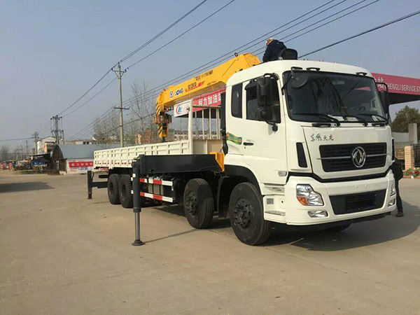 東風(fēng)前四后八8.5米隨車吊