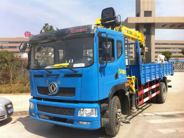 東風單橋6.1米隨車吊