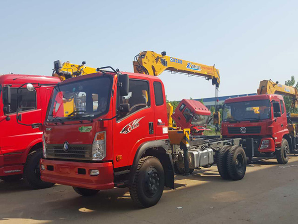 王牌3.6米貨廂藍(lán)牌隨車吊