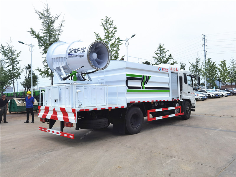 酷暑之日東風(fēng)天錦噴霧灑水車大顯神威